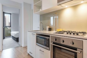 Fridge, microwave, oven, stovetop - Oaks Melbourne Southbank Suites (Southbank)
