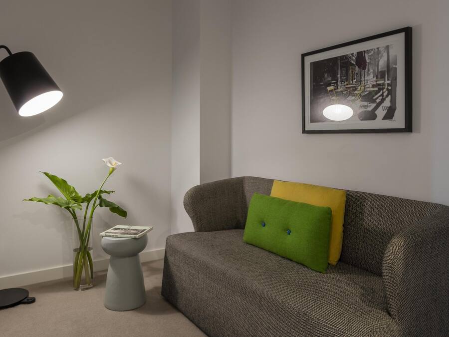 Tabla de planchar con plancha, cunas, wifi gratis y ropa de cama