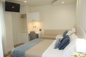 In-room safe, desk, soundproofing, free WiFi - Bed and Breakfast Ines (Giardini Naxos)