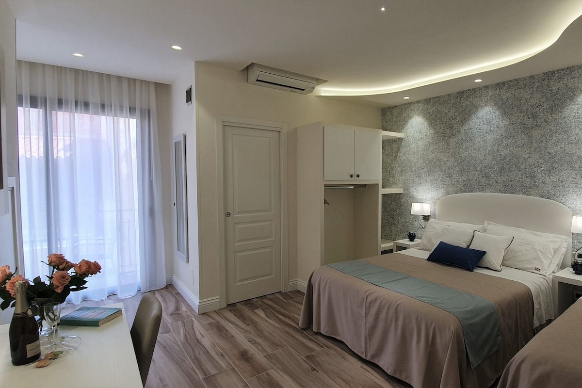Quadruple Room | In-room safe, desk, soundproofing, WiFi (free)