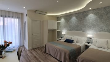 Quadruple Room | In-room safe, desk, soundproofing, free WiFi