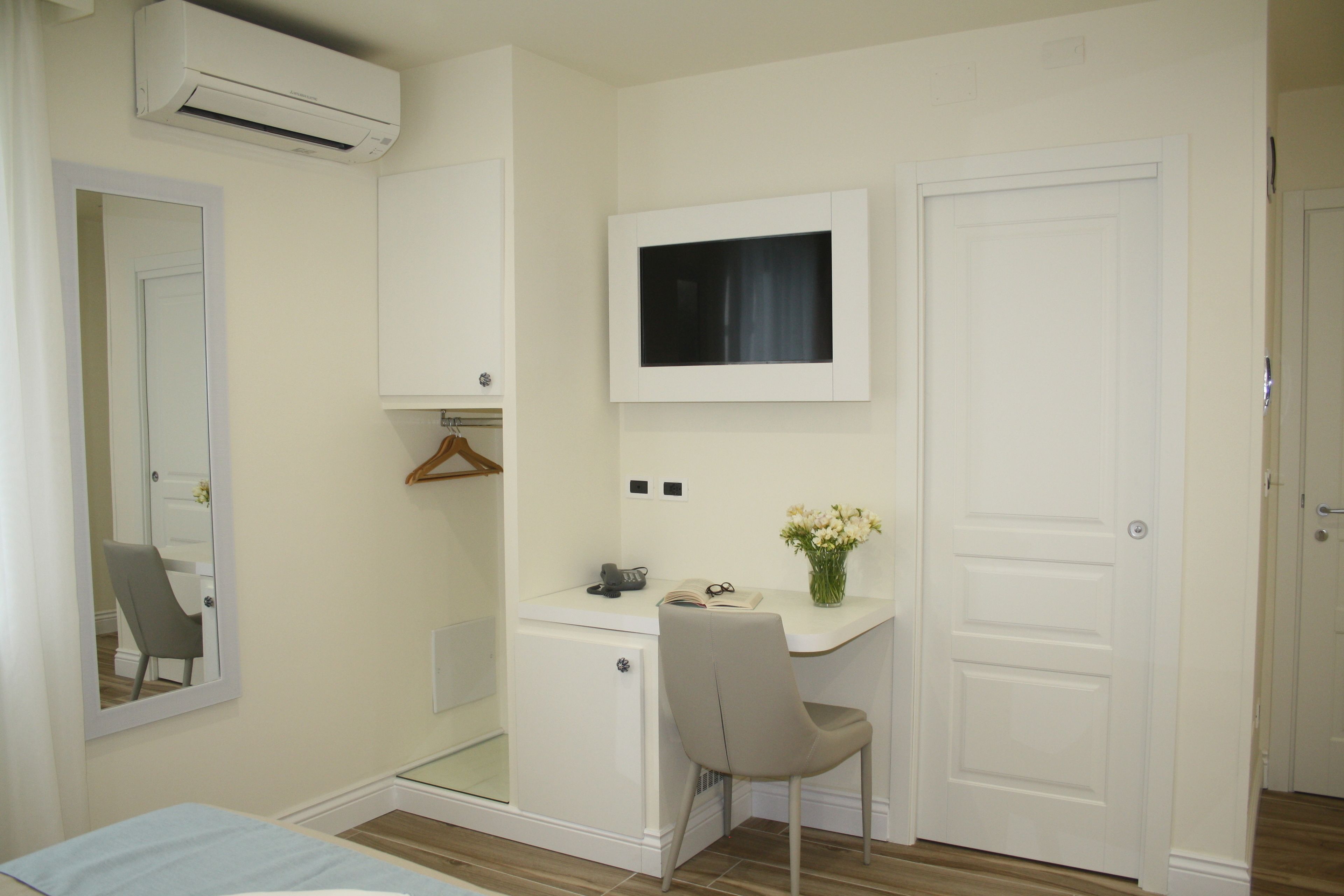 Dreibettzimmer | Zimmersafe, Schreibtisch, schallisolierte Zimmer, kostenloses WLAN