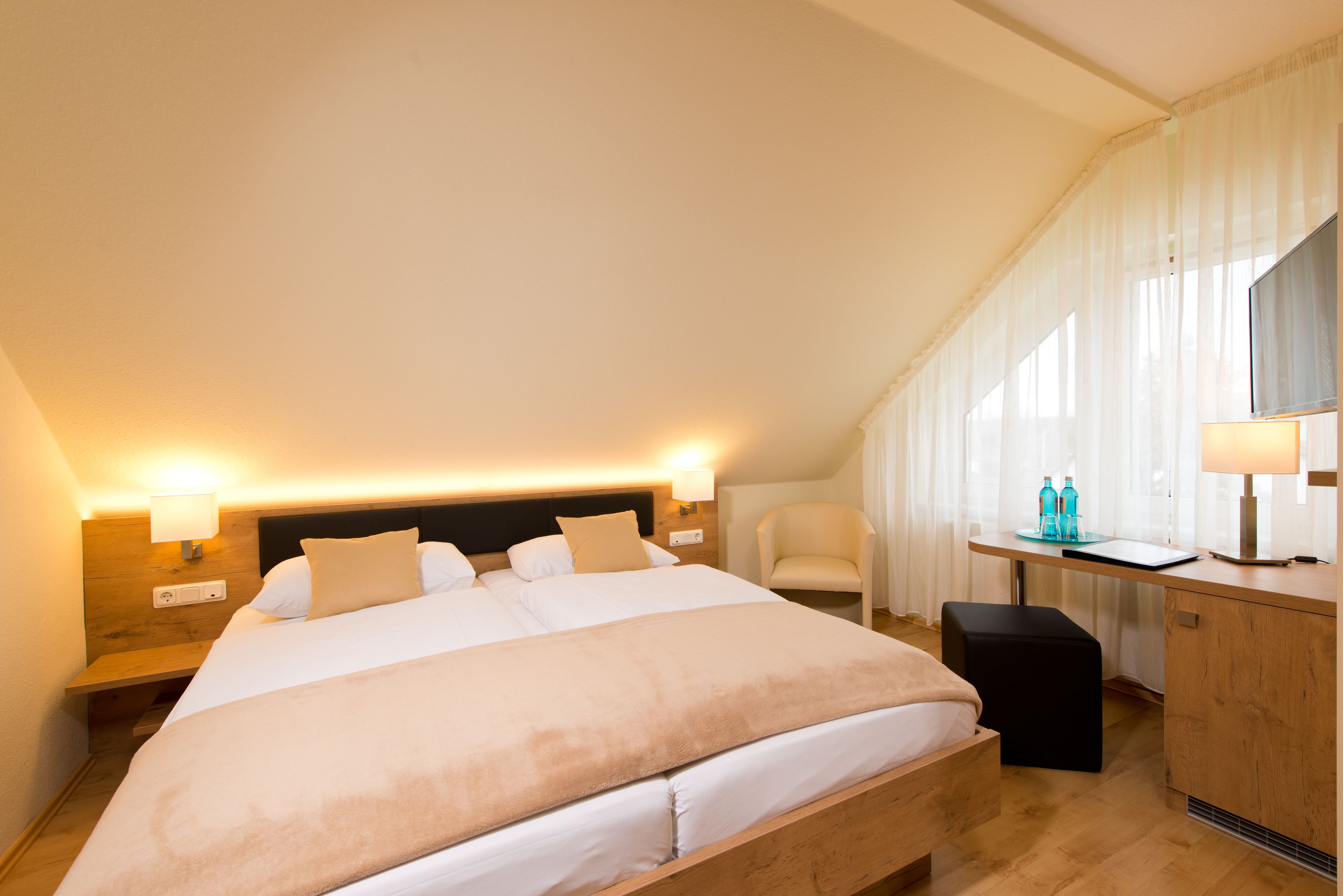 standard double room | minibar, in-room safe, desk, free wifi