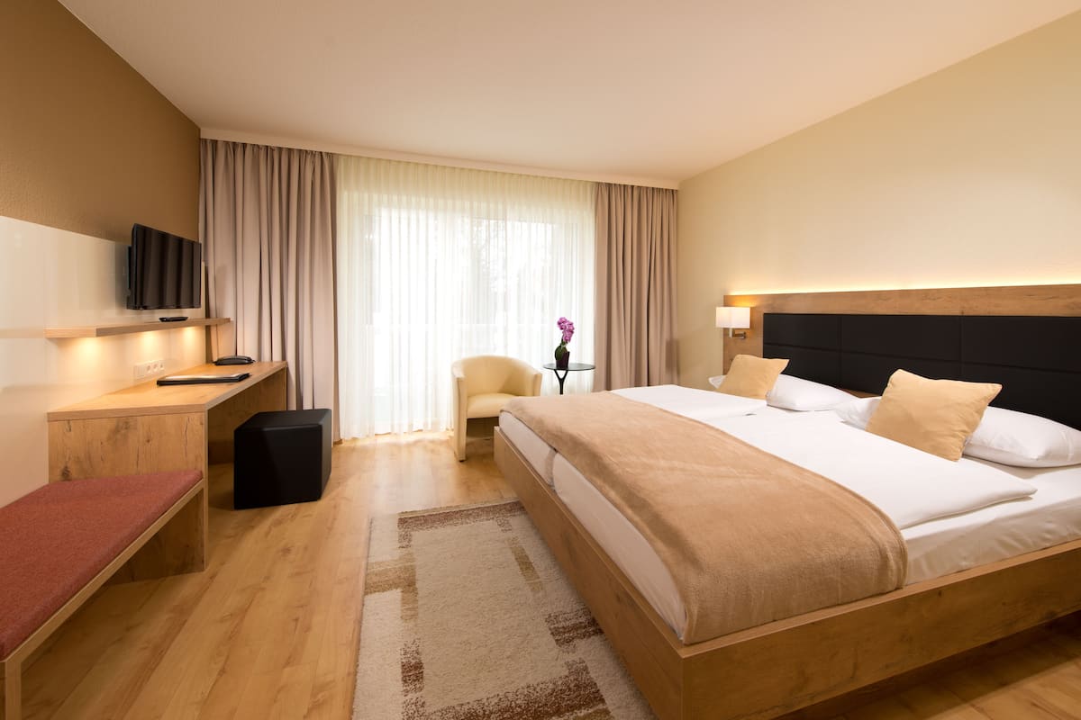 Een minibar, een kluis op de kamer, een bureau, gratis wifi