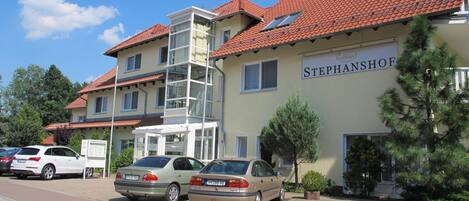 Un edifici amb teules vermelles i un rètol que diu "STEPHANSHOF".