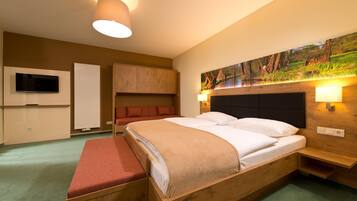 Un dormitorio moderno con una cama de madera, un banco, un televisor y un cuadro.