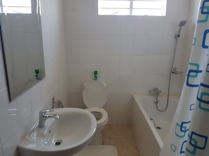 Kostenlose Toilettenartikel, Handtücher