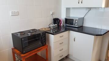 Ketuhar gelombang mikro, dapur, pembancuh kopi/teh, cerek elektrik