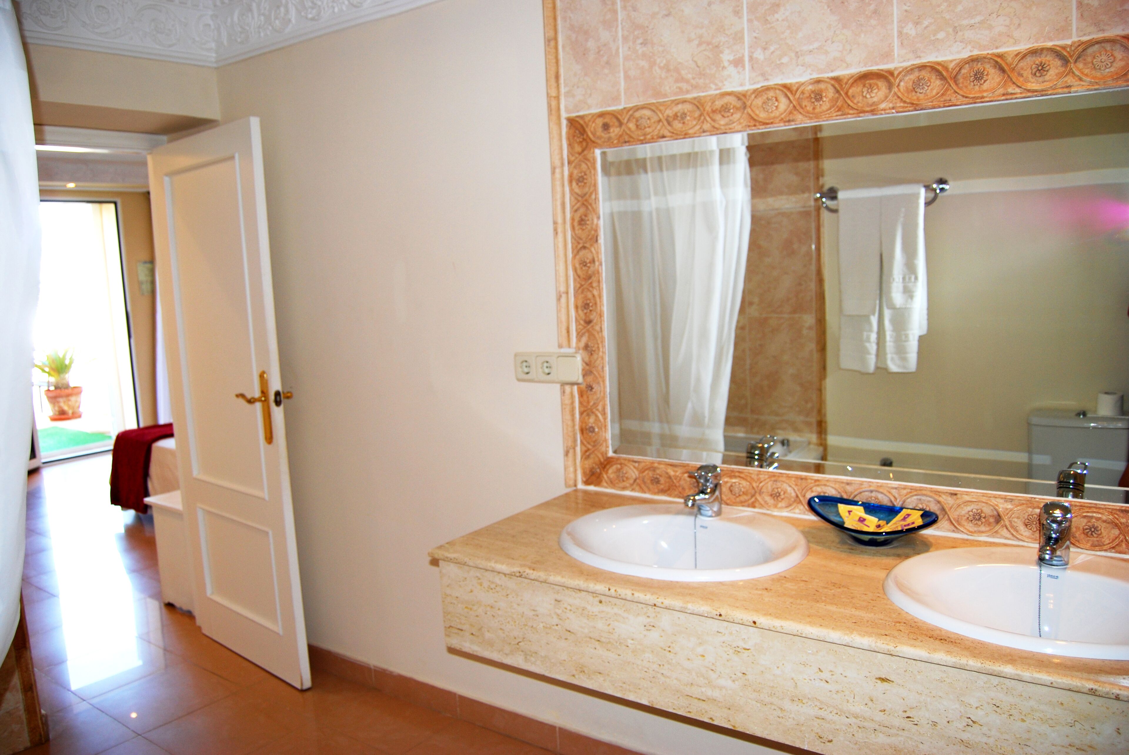 double room (orientada al mar) | bathroom | free toiletries, towels, soap, shampoo