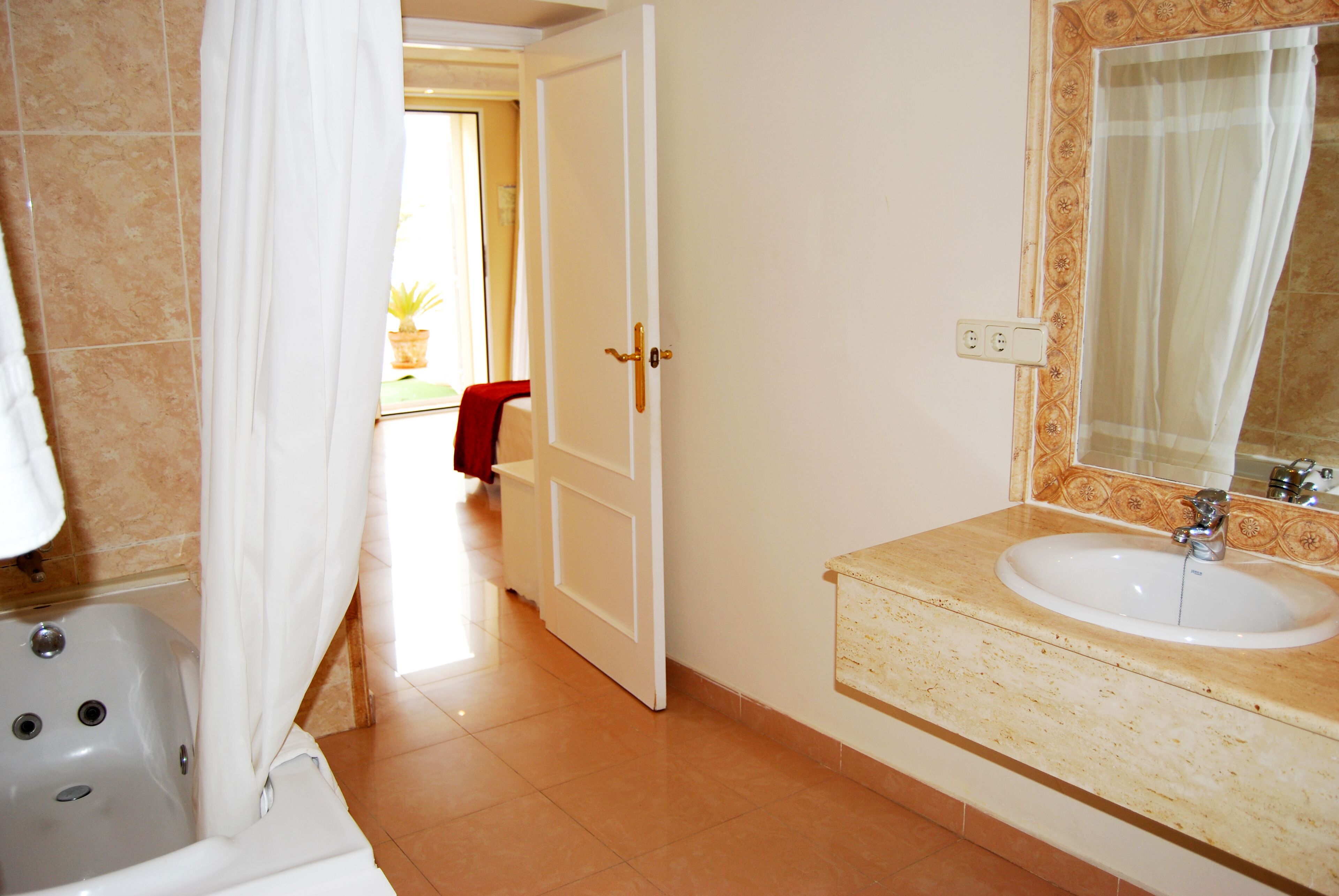 double room (orientada al mar) | bathroom | free toiletries, towels, soap, shampoo