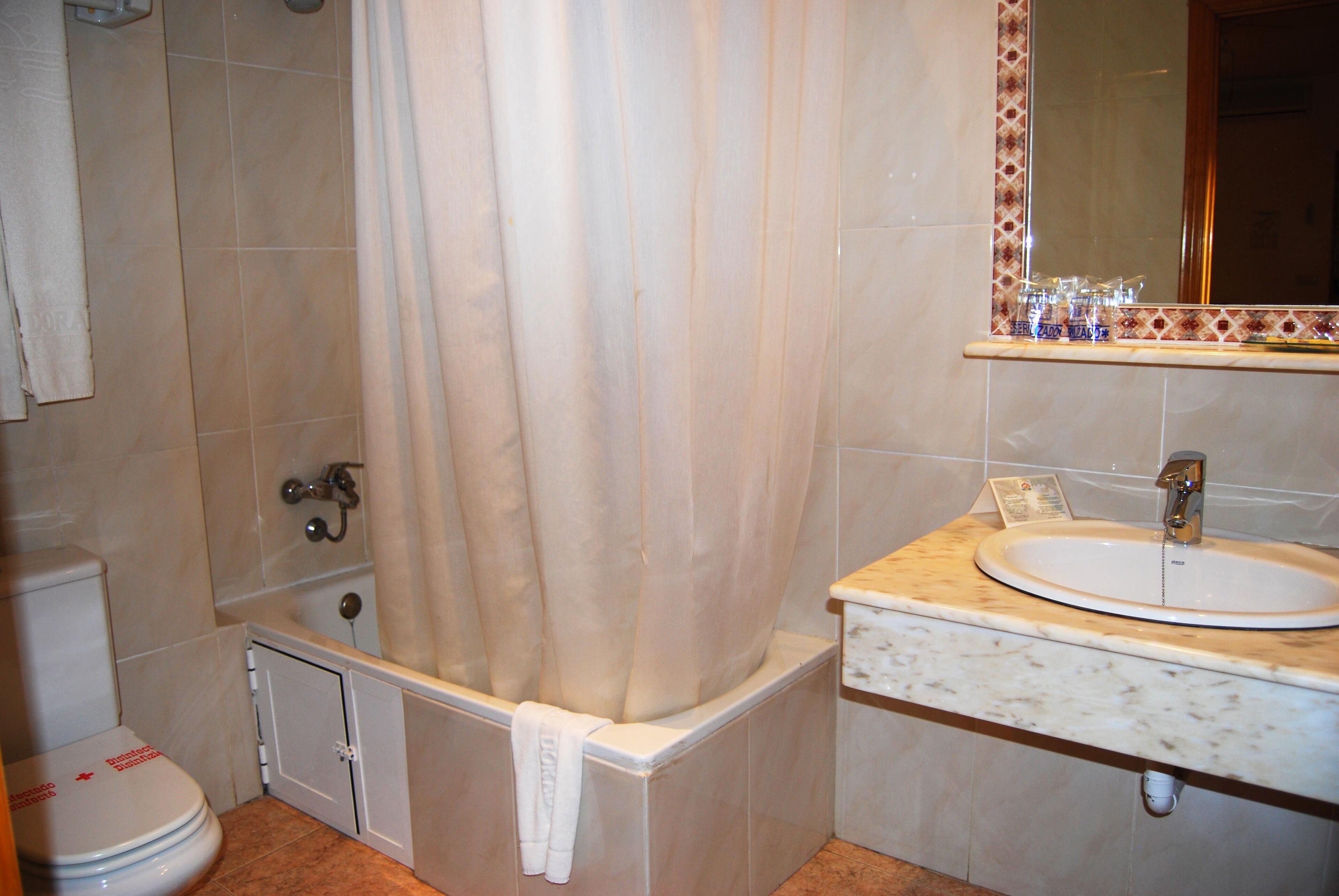 Ein Badezimmer mit Toilette, Badewanne und Waschbecken.