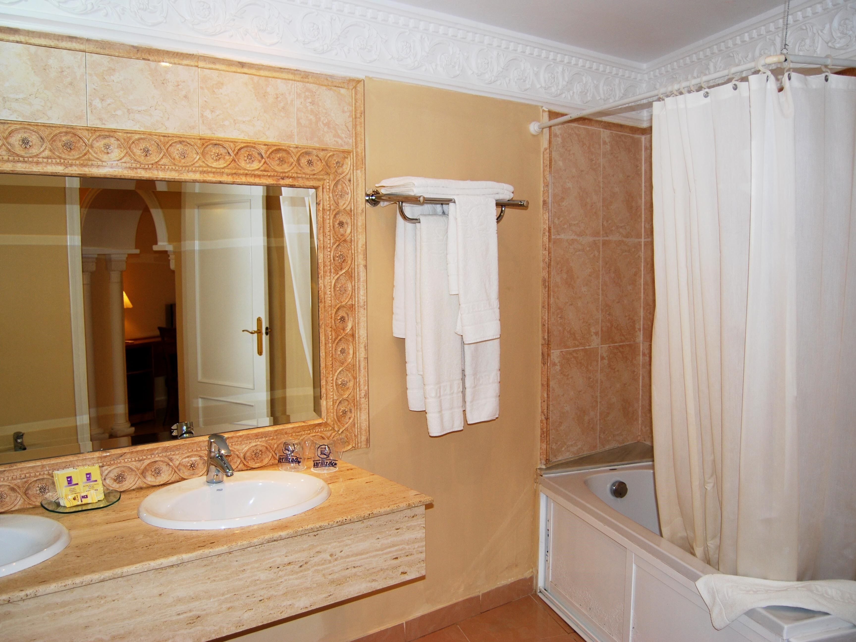 triple room (orientada al mar) | bathroom | free toiletries, towels, soap, shampoo