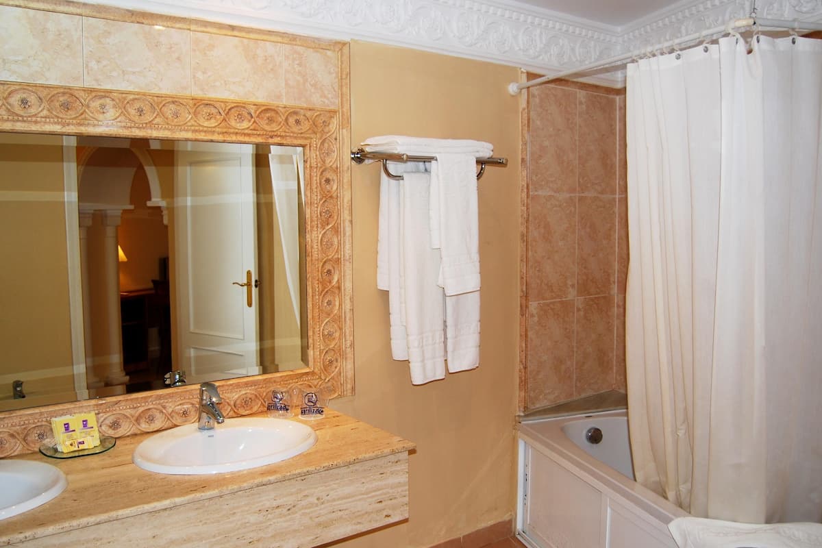 triple room (orientada al mar) | bathroom | free toiletries, towels, soap, shampoo