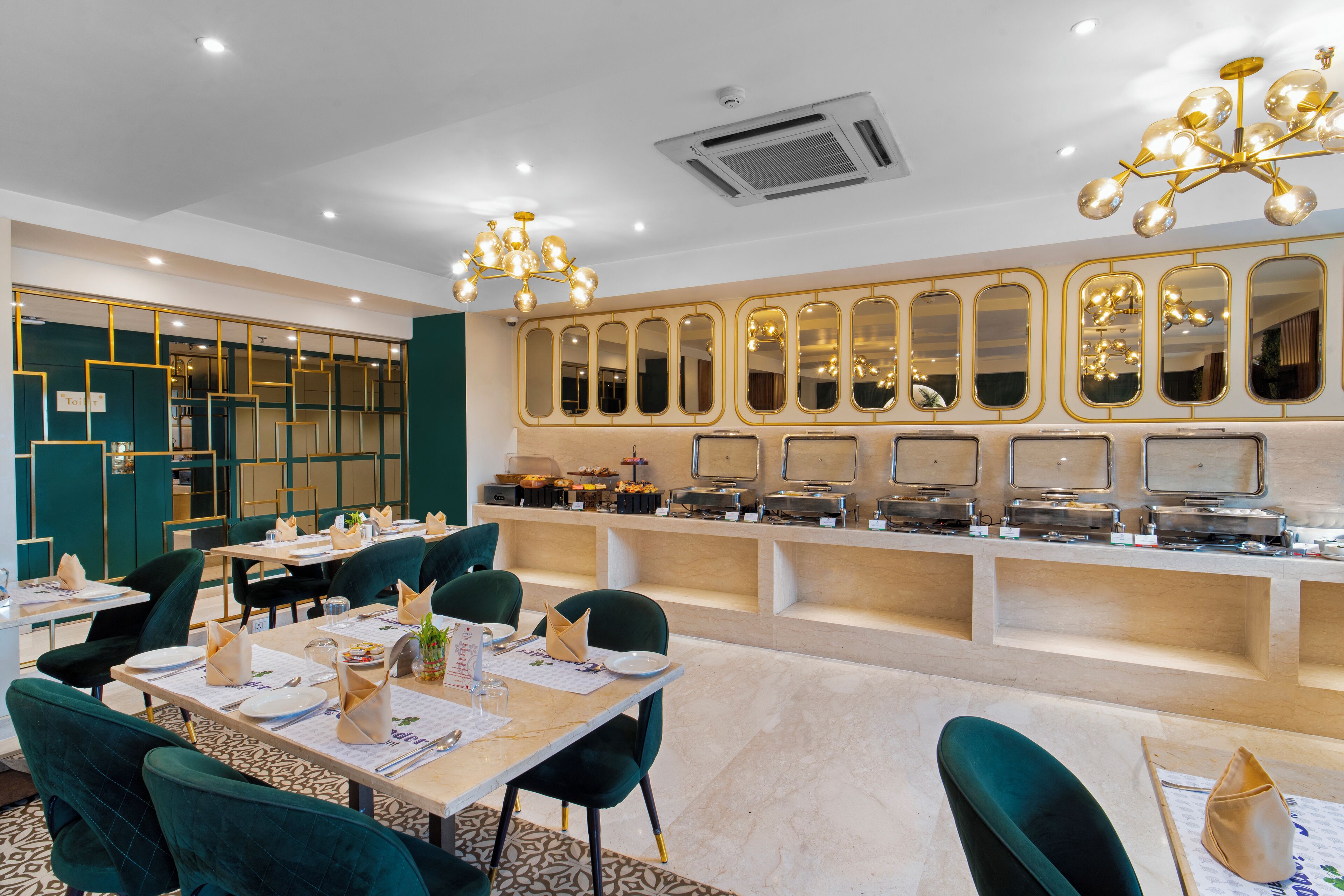 Café da manhã com buffet todos os dias (INR 250 por pessoa) 