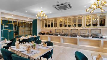 Desayuno buffet diario (INR 250 por persona)