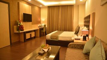 Suite Room | Living area | 36-inch LED TV with satellite channels, TV