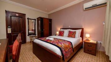 Junior Room | Minibar, in-room safe, desk, laptop workspace