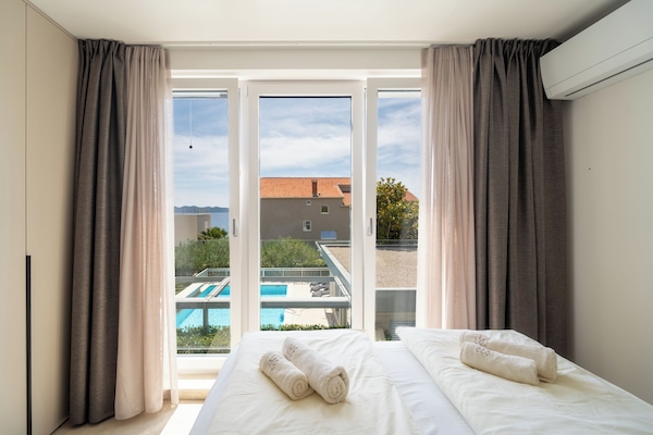 Apartamento panorâmico, 1 quarto, acesso à piscina, ao lado da praia | 1 quarto, roupas de cama premium, cofres nos quartos, escrivaninha