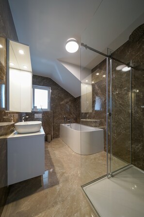 Design appartement | Badkamer | Een douche, gratis toiletartikelen, een haardroger, een bidet
