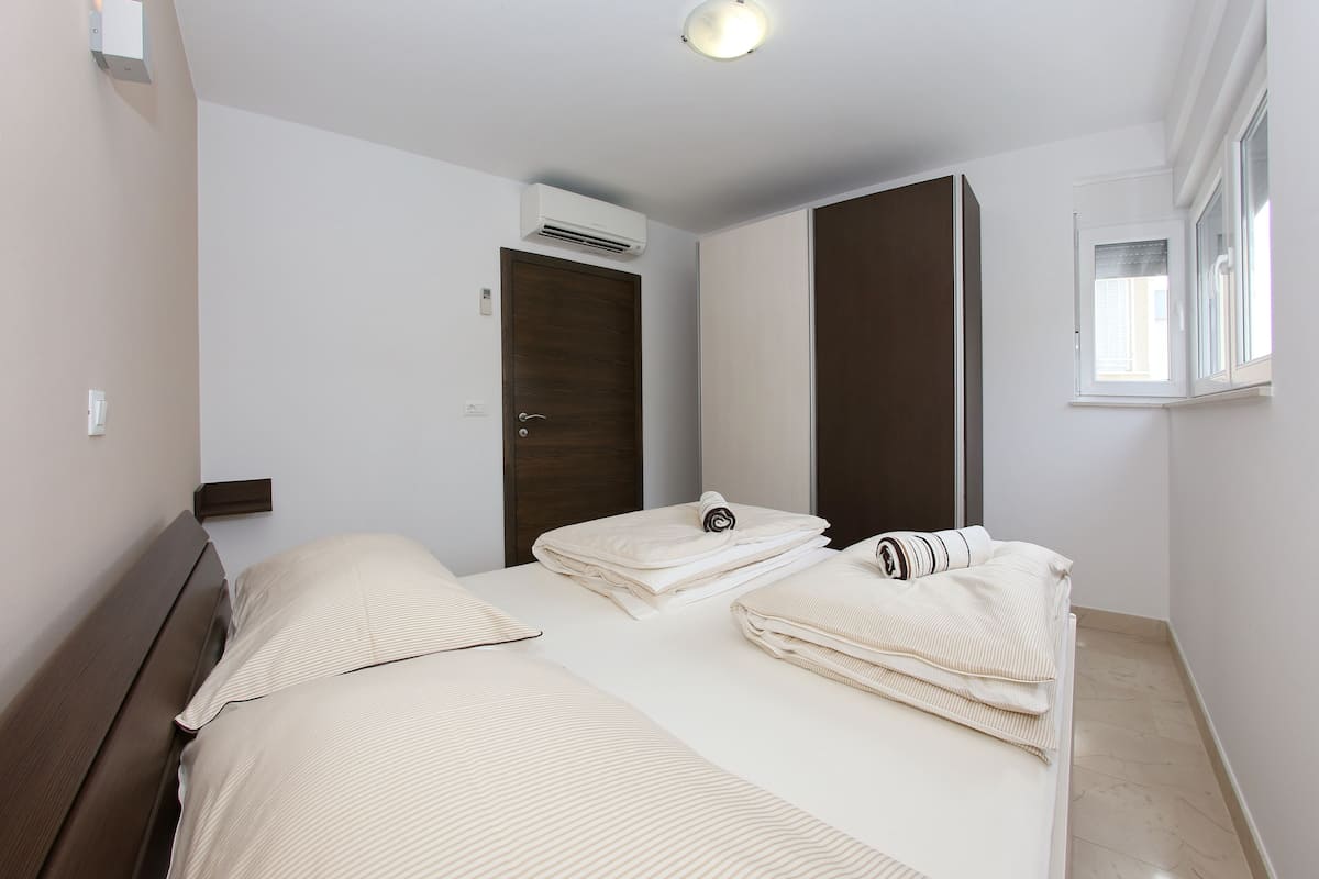 1 bedroom, premium bedding, in-room safe, desk