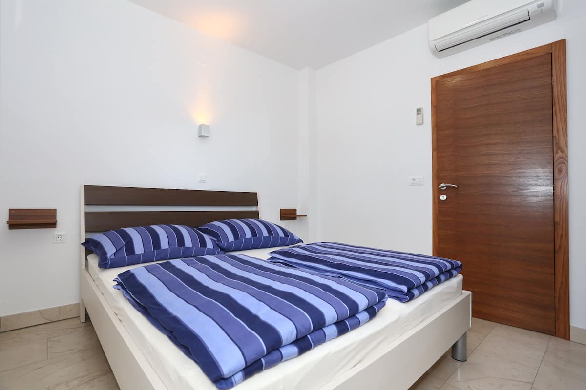 Appartamento familiare, non fumatori, lato giardino | 1 camera, biancheria da letto di alta qualità, una cassaforte in camera