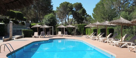Piscine extérieure, parasols de plage, chaises longues