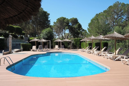 Outdoor pool, pool umbrellas, pool loungers. Hotel Playa Mondrago