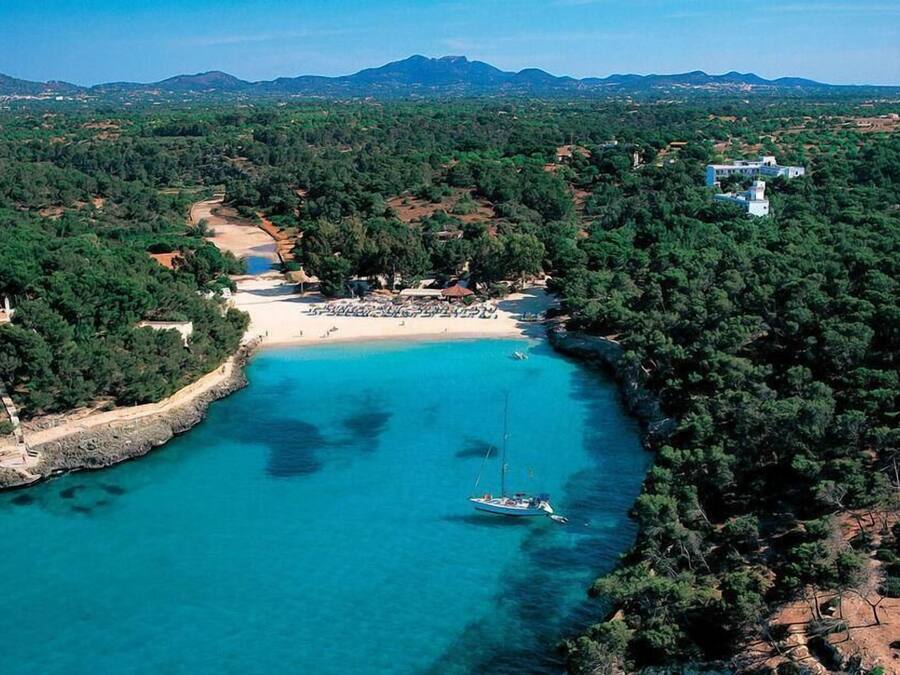 Ubicación a pie de playa y arena blanca
