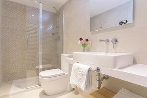 Articles de toilette gratuits, sèche-cheveux, serviettes fournies