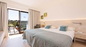 Studio Standar | Minibar, ruang kerja ramah laptop, tirai kedap cahaya, dan Wi-Fi gratis