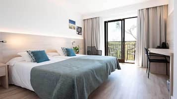 ميني بار ومساحة عمل للكمبيوتر المحمول وستائر تعتيم وواي فاي مجانًا