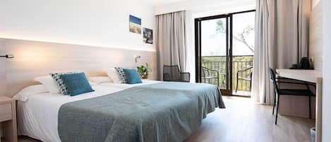 Superior-huone | Minibaari, kannettavalle tietokoneelle sopiva työtila, pimennysverhot