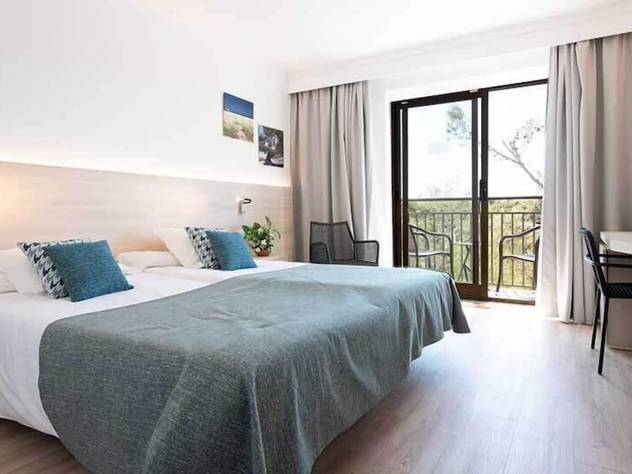 Habitación superior | Minibar, espacio para trabajar con un portátil, cortinas opacas