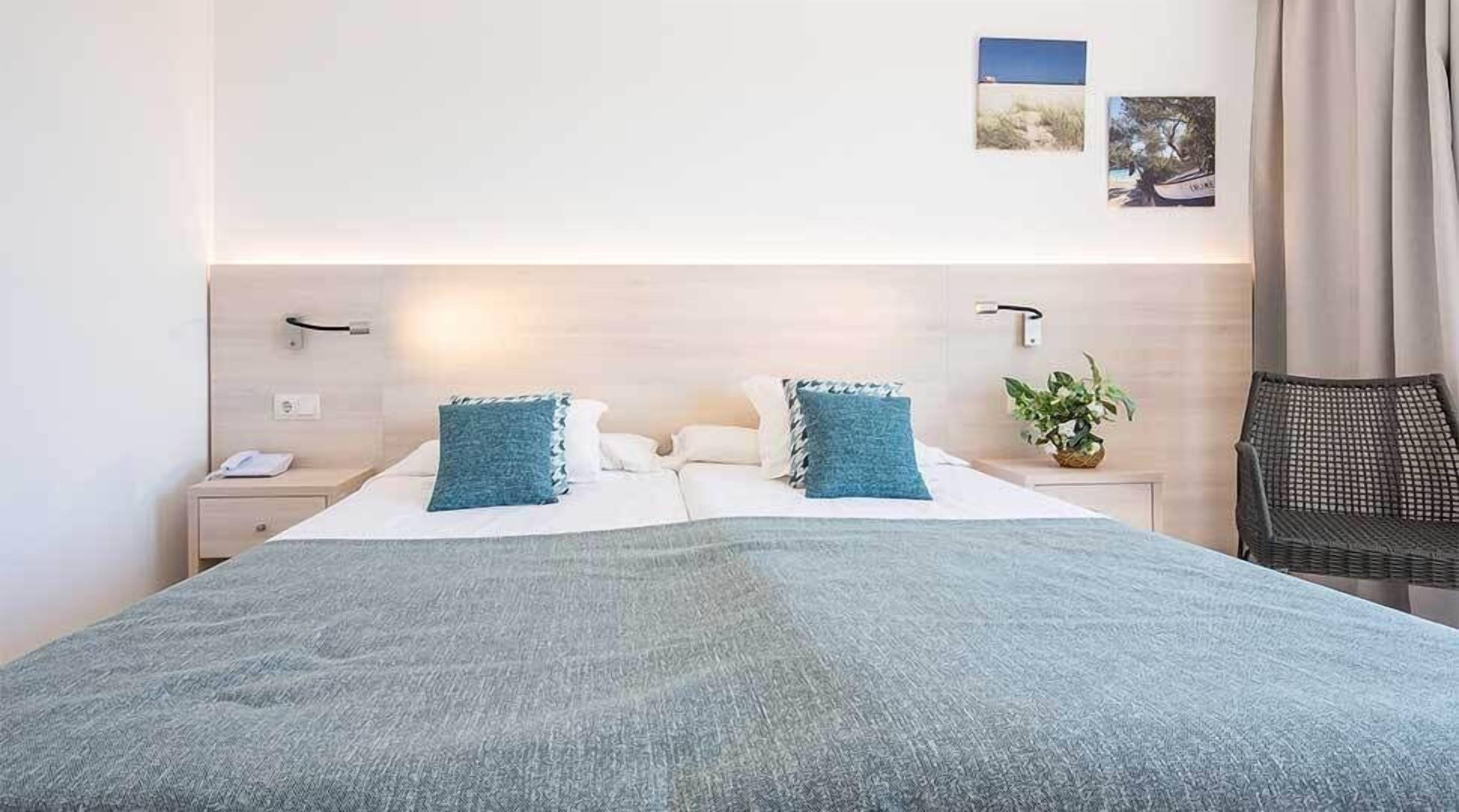 Chambre | Minibar, espace de travail pour ordinateur portable, rideaux occultants