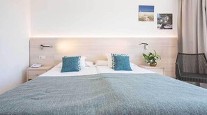 Minibar, espacio para trabajar con laptop y cortinas blackout 