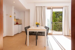 Minibar, espace de travail pour ordinateur portable, rideaux occultants