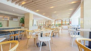 Melayani sarapan, makan siang, makan malam; sajian masakan Mediterania