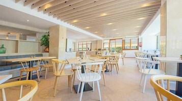 供应早餐、午餐和晚餐，地中海菜