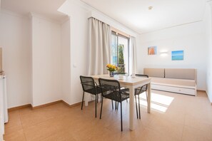 Minibar, arbetsyta för laptop, mörkläggningsgardiner och gratis wi-fi