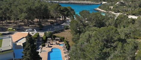 Piscina externa, guarda-sóis, espreguiçadeiras