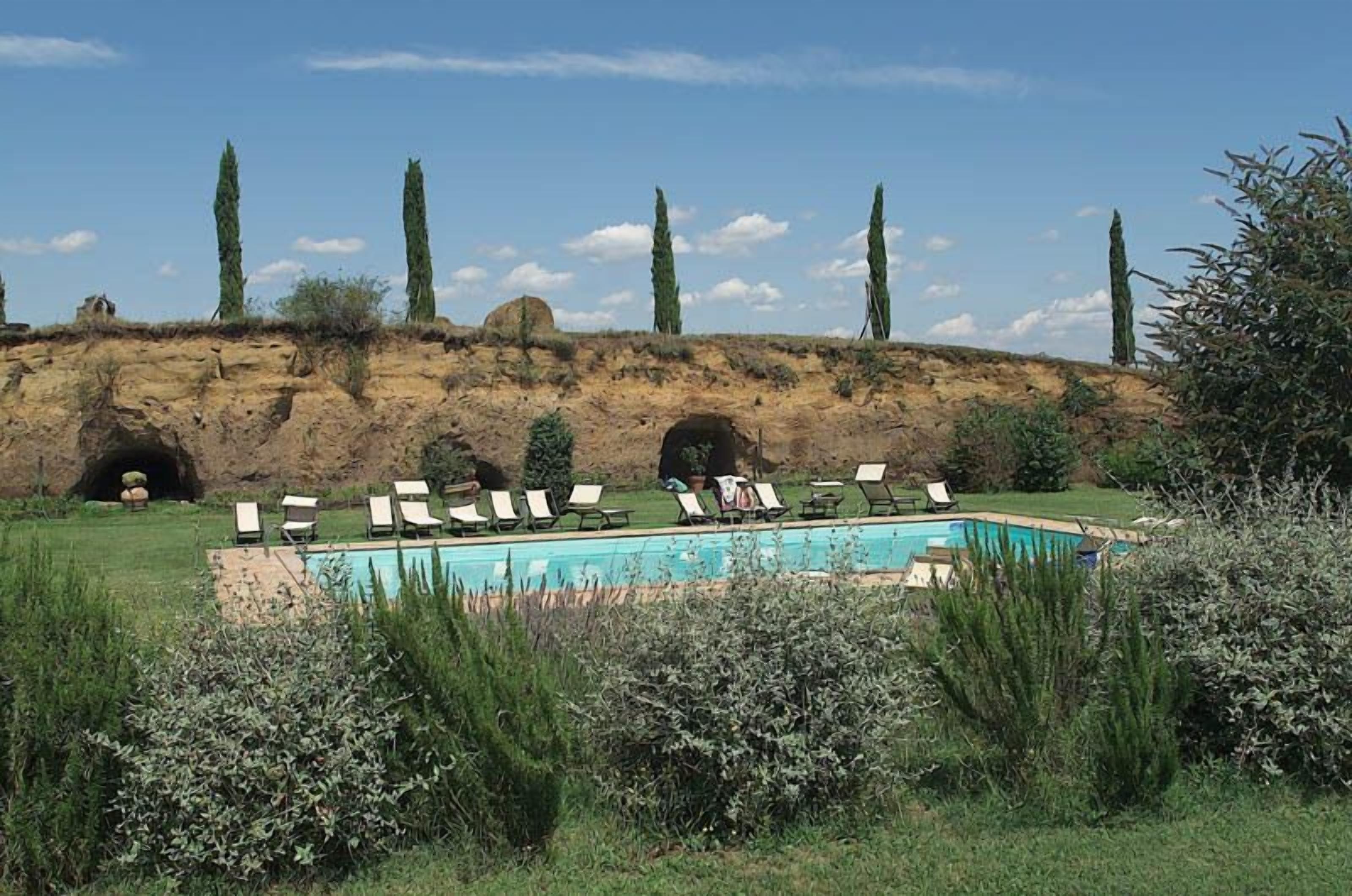 Piscine extérieure, chaises longues