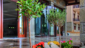Property entrance - Grand Meteora Hotel (Kalabaka)