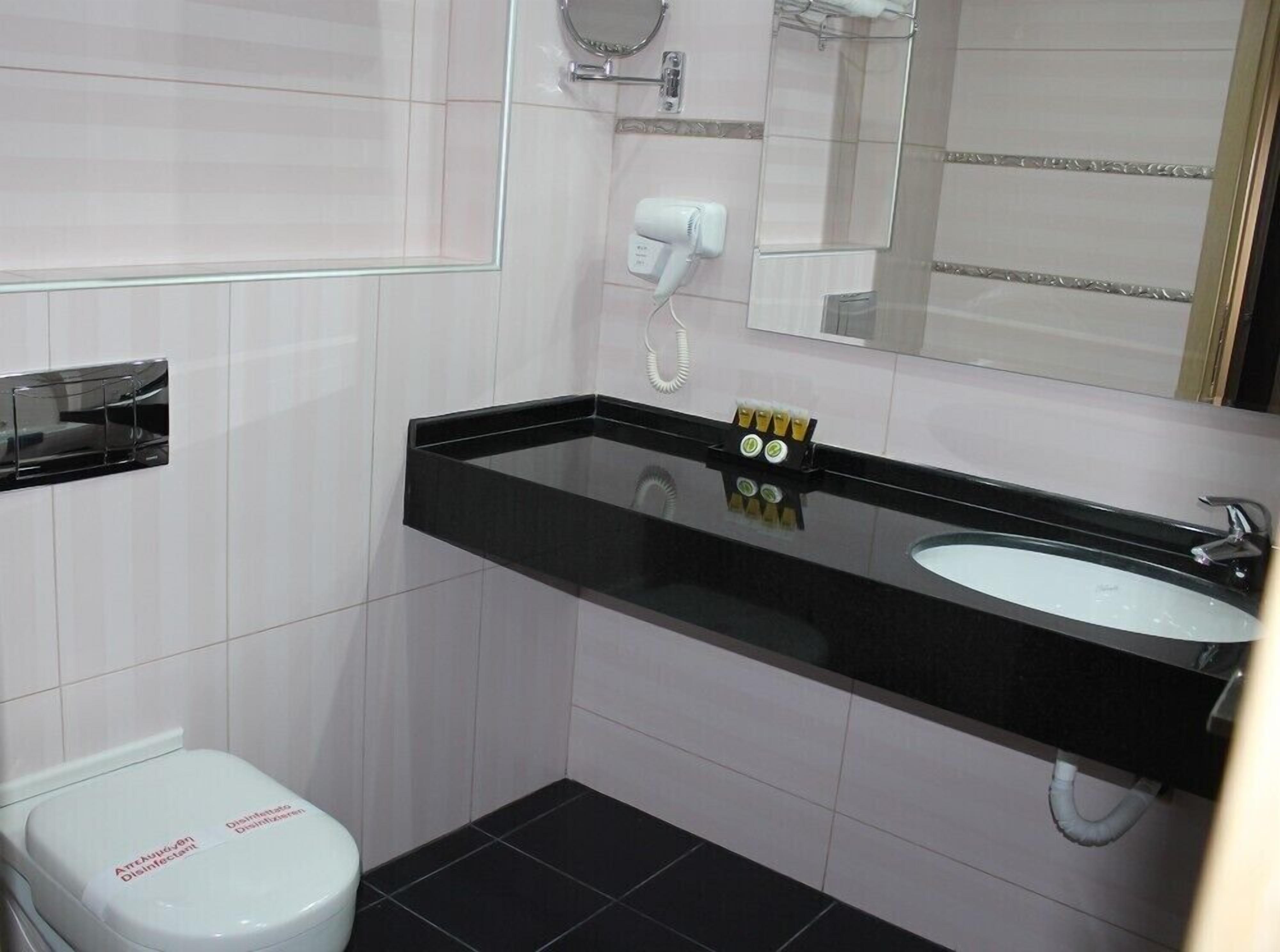 triple room (meteora view) | bathroom | bathtub, rainfall showerhead, free toiletries, hair dryer