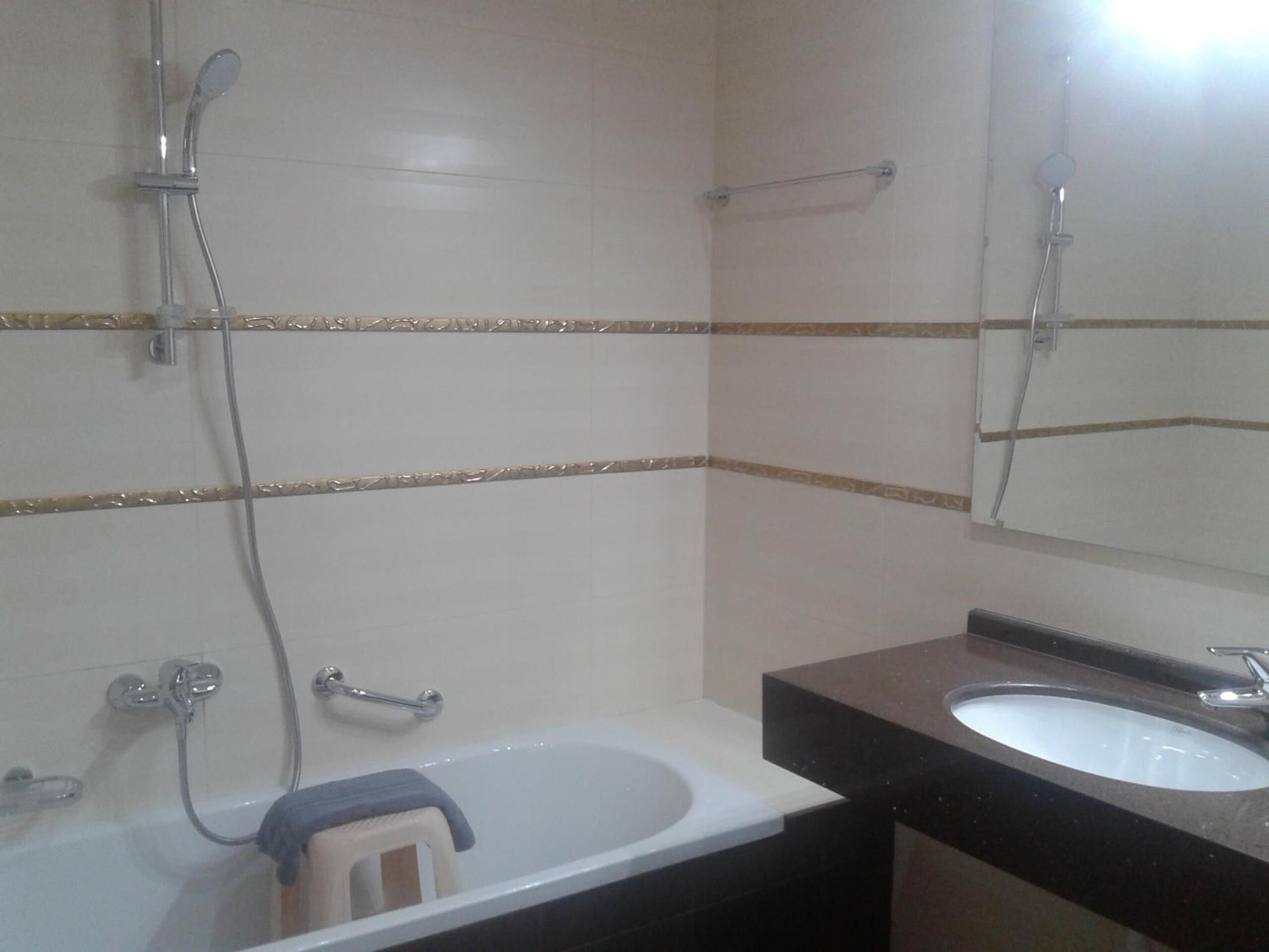 bathtub, rainfall showerhead, free toiletries, hair dryer