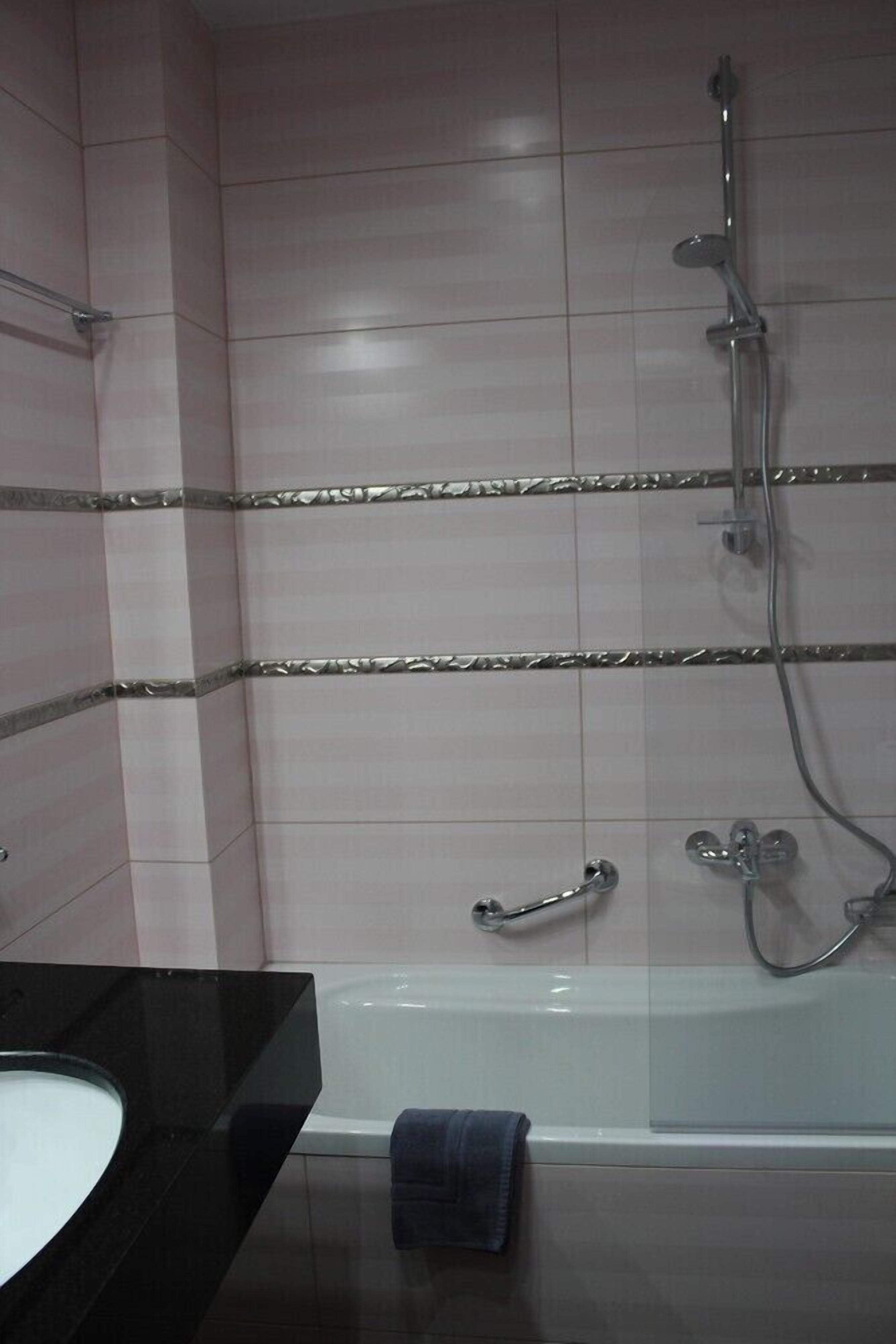 twin room (meteora view) | bathroom | bathtub, rainfall showerhead, free toiletries, hair dryer