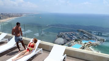 Una piscina techada, una piscina al aire libre de temporada