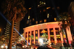 Fachada de la propiedad por la tarde o noche