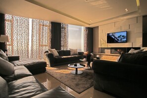 ラグジュアリー スイート (Noble) | リビングルーム | 40 インチの液晶テレビ (ケーブル放送視聴可)、テレビ