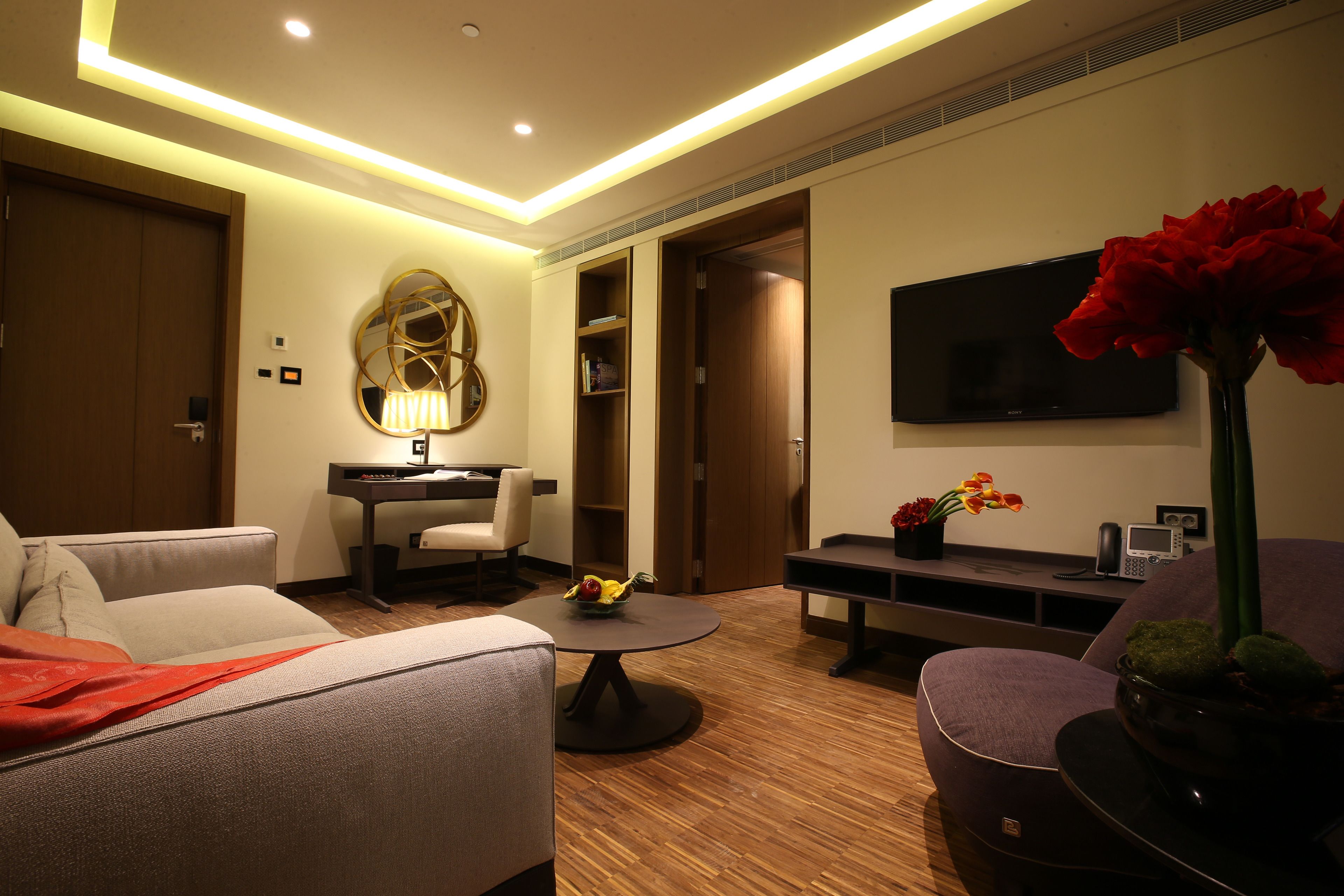 junior suite (plaza) | living area | 40-inch lcd tv with cable channels, tv