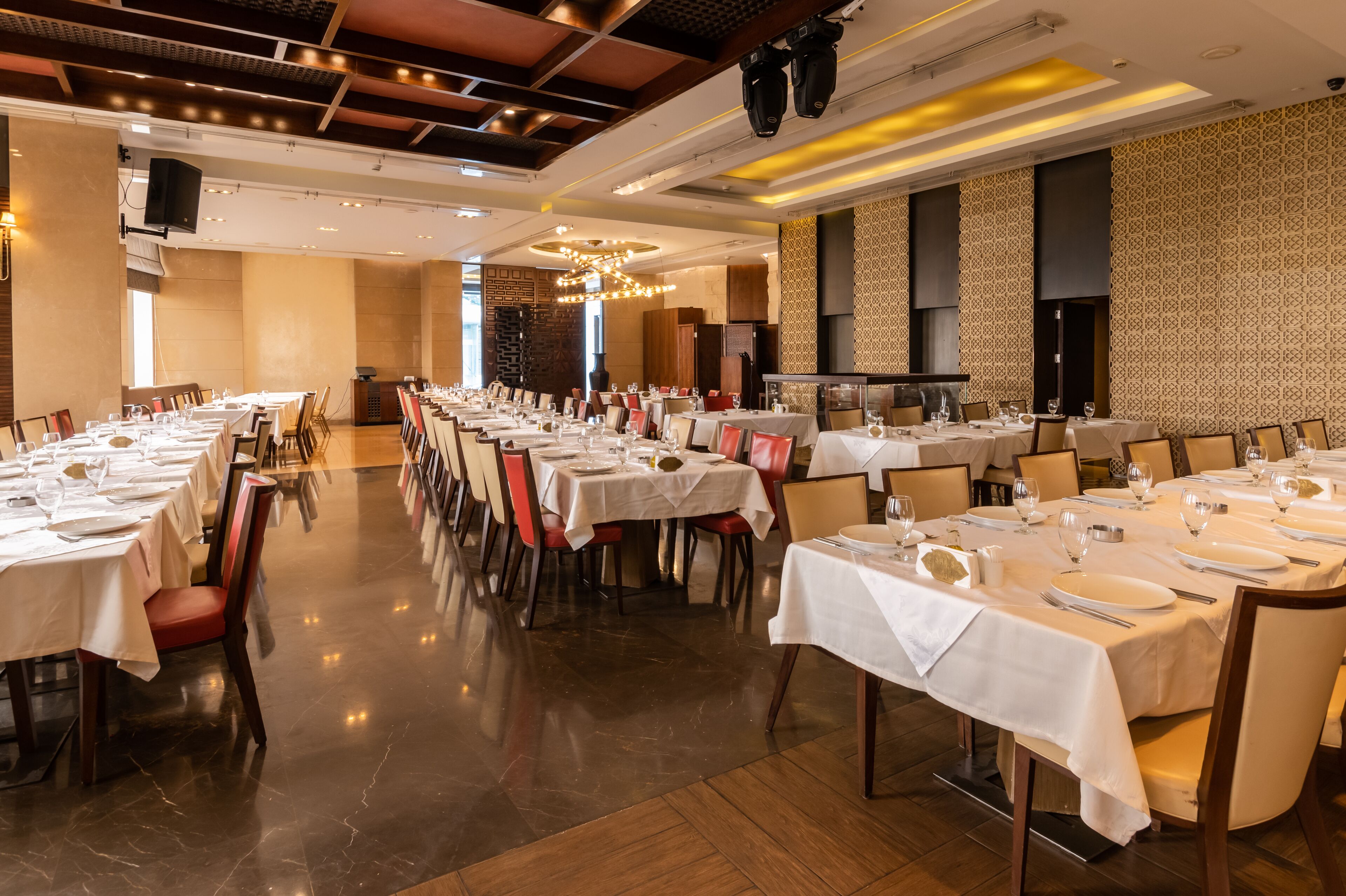 4 restaurantes, se sirven desayunos, comidas y cocina de Medio Oriente